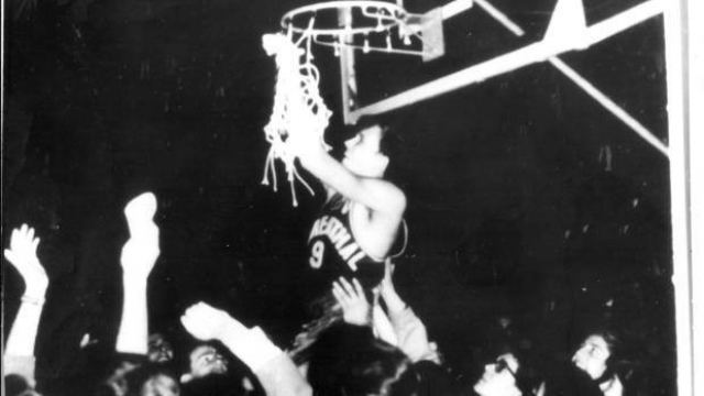 Skip Thoren taglia la retina dopo la vittoria di Coppa dei Campioni a Bologna